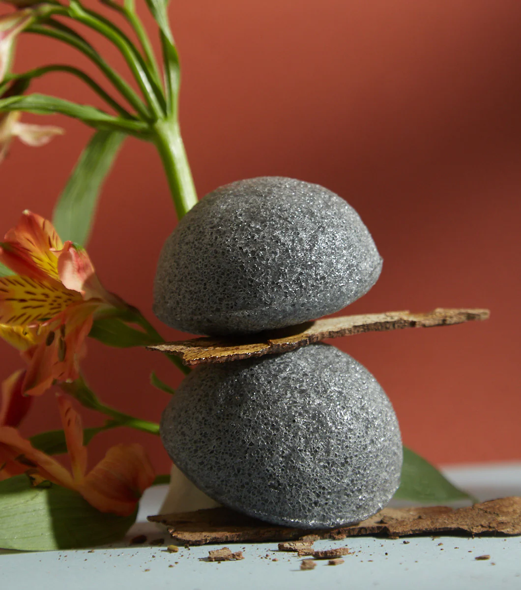 KONJAC | Esponja Facial Cenizas de bambú - Image 3