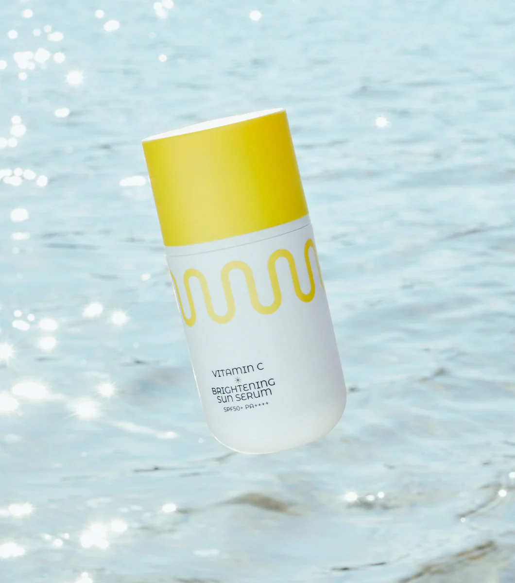 COMMONLABS Vitamin C Brightening Sun Serum 51 ml | Protector solar en Serum - Image 2